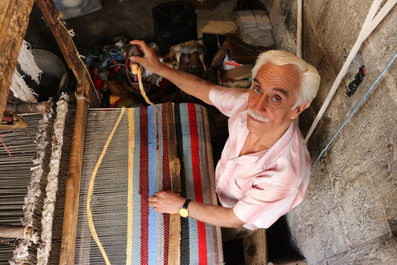 Babasından gizli öğrendiği kilimciliği yarım asırdır sürdürüyor Babasından gizli öğrendiği kilimciliği yarım asırdır sürdürüyor